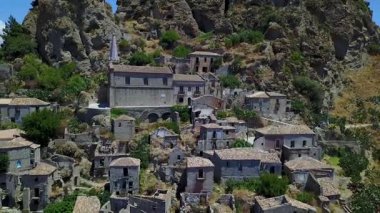 Küçük Pentedattilo Köyü, kilise ve terk edilmiş köy, Mount Calvario Yunan kolonisi kalıntıları havadan görünümü