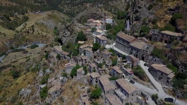 Vista aérea del pequeño pueblo de Pentedattilo, iglesia y ruinas del pueblo abandonado, colonia griega en el Monte Calvario — Vídeos de Stock