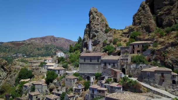 Vue aérienne du petit village de Pentedattilo, église et ruines du village abandonné, colonie grecque sur le mont Calvario — Video