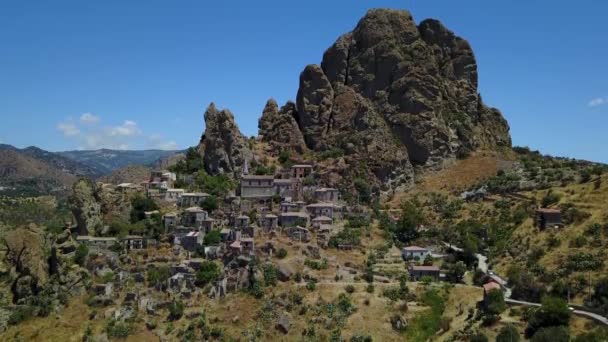 Vista aérea del pequeño pueblo de Pentedattilo, iglesia y ruinas del pueblo abandonado, colonia griega en el Monte Calvario — Vídeos de Stock