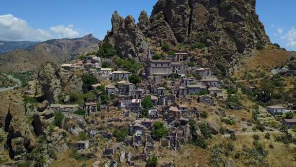 A légi felvétel a kicsi Pentedattilo falu, a templom és a romjai az elhagyott falu, görög kolónia Mount Calvario — Stock videók