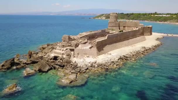 Havadan görünümü, Aragonca Kalesi, Le Castella, Le Castella, Calabria, İtalya — Stok video