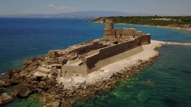 Flygfoto av den aragoniska slottet av Le Castella, Le Castella, Kalabrien, Italien — Stockvideo