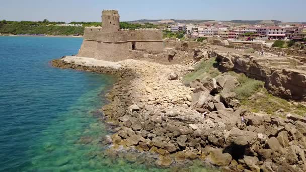 Flygfoto av den aragoniska slottet av Le Castella, Le Castella, Kalabrien, Italien — Stockvideo