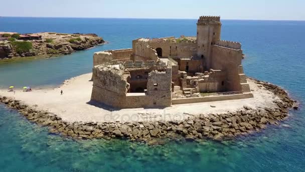 Flygfoto av den aragoniska slottet av Le Castella, Le Castella, Kalabrien, Italien — Stockvideo