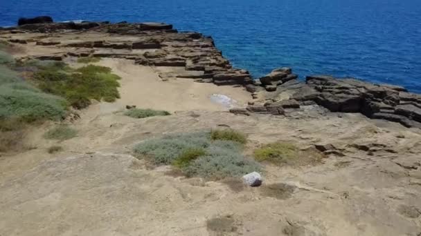 Luftaufnahme einer Landzunge, Küste, Klippe, Klippe mit Blick auf das Meer — Stockvideo