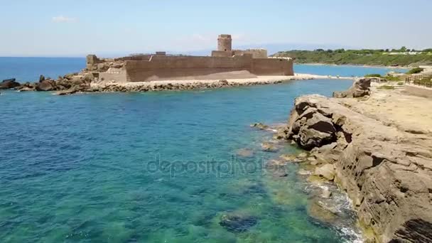 Luftaufnahme der aragonischen Burg von le castella, le castella, Kalabrien, Italien — Stockvideo