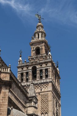 İspanya: La Giralda görünümünü, çan kulesi Seville Katedrali Minare Mağribi dönemin Müslümanlar sınırdışı edilmesinden sonra İspanyol fatihler tarafından eklenen bir Rönesans tarzı top ile inşa