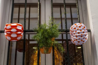 İspanya: Barrio de Santa Cruz, bir ızgara üzerinde asılı Dekorasyonu Ortaçağ Seville, Feria de abril, 2 hafta sonra Paskalya kutsal hafta başlıyor Fuar için hazır Yahudi Mahallesi