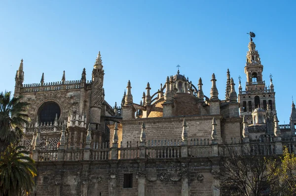 España: la Catedral de Santa María de la Sede, la Catedral de Sevilla, antigua mezquita consagrada como iglesia católica en 1507, donde está enterrado Cristóbal Colón, y la Giralda, campanario construido como minarete en época morisca —  Fotos de Stock