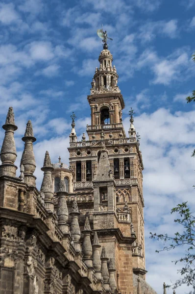 Spanien: Blick auf die Giralda, den Glockenturm der Kathedrale von Sevilla, der in maurischer Zeit als Minarett erbaut wurde, mit einer Spitze im Renaissancestil, die von spanischen Konquistadoren nach der Vertreibung der Muslime hinzugefügt wurde — Stockfoto