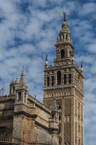 Spanien: Blick auf die Giralda, den Glockenturm der Kathedrale von Sevilla, der in maurischer Zeit als Minarett erbaut wurde, mit einer Spitze im Renaissancestil, die von spanischen Konquistadoren nach der Vertreibung der Muslime hinzugefügt wurde — Stockfoto