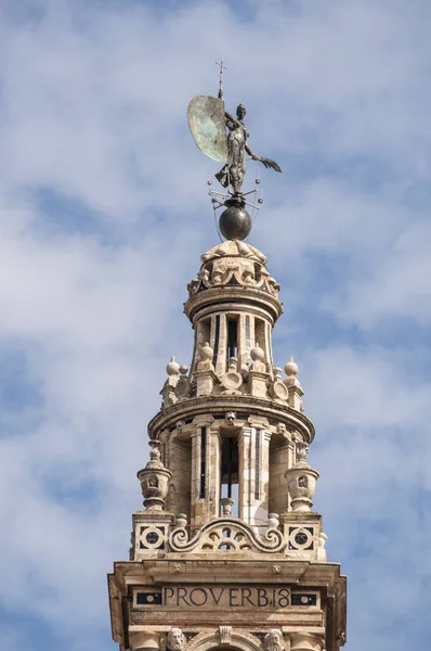 Spanien: utsikt över La Giralda, klocktornet i Sevilla katedralen byggdes som minaret i den moriska perioden med en renässans stil topp till av spanska conquistadorerna efter utvisningen av muslimer — Stockfoto