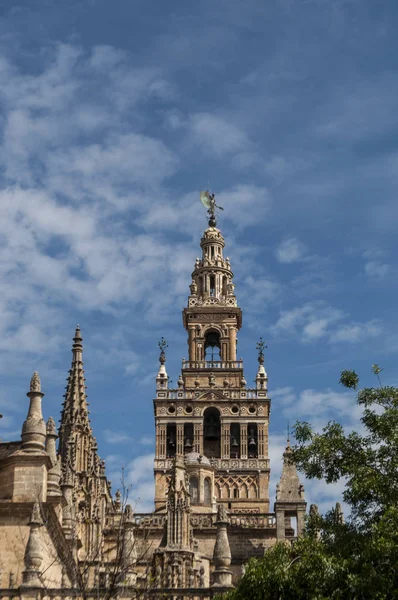 スペイン: ラ ヒラルダの塔の景色、セビリア大聖堂の鐘楼ミナレットとして時代に建てられた、ムーア イスラム教徒の追放後スペインの征服者によって追加されたルネッサンス スタイルのトップに — ストック写真