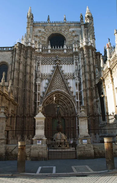 Spanien: die Tür des Prinzen der Kathedrale der Heiligen Maria vom See, die Kathedrale von Sevilla, ehemalige Moschee, die 1507 als katholische Kirche geweiht wurde, wo Christopher Kolumbus begraben liegt — Stockfoto