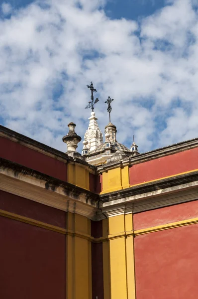 Spanien: den skyline och mättade färger, typiska för Sevilla, sett på den yttre väggen av den Alcazar, den berömda kungliga slottet över staden, enastående exempel på mudejarstil arkitektur — Stockfoto