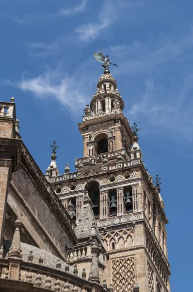 Spanien: Blick auf die Giralda, den Glockenturm der Kathedrale von Sevilla, der in maurischer Zeit als Minarett erbaut wurde, mit einer Spitze im Renaissancestil, die von spanischen Konquistadoren nach der Vertreibung der Muslime hinzugefügt wurde — Stockfoto