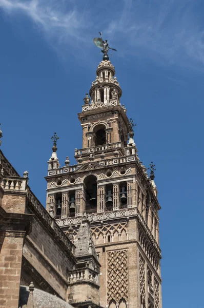 Spanien: Blick auf die Giralda, den Glockenturm der Kathedrale von Sevilla, der in maurischer Zeit als Minarett erbaut wurde, mit einer Spitze im Renaissancestil, die von spanischen Konquistadoren nach der Vertreibung der Muslime hinzugefügt wurde — Stockfoto