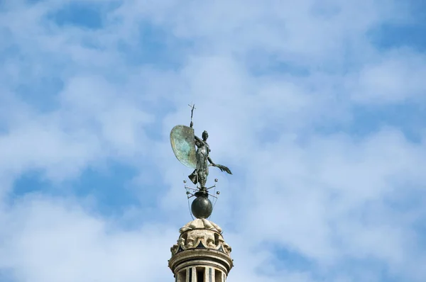 Spanien: vindflöjel av La Giralda, klocktornet i Sevilla katedralen byggdes som minaret i den moriska perioden med en renässans stil topp till senare av spanska conquistadorer — Stockfoto