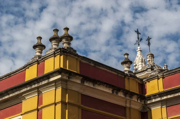 Spanien: den skyline och mättade färger, typiska för Sevilla, sett på den yttre väggen av den Alcazar, den berömda kungliga slottet över staden, enastående exempel på mudejarstil arkitektur — Stockfoto