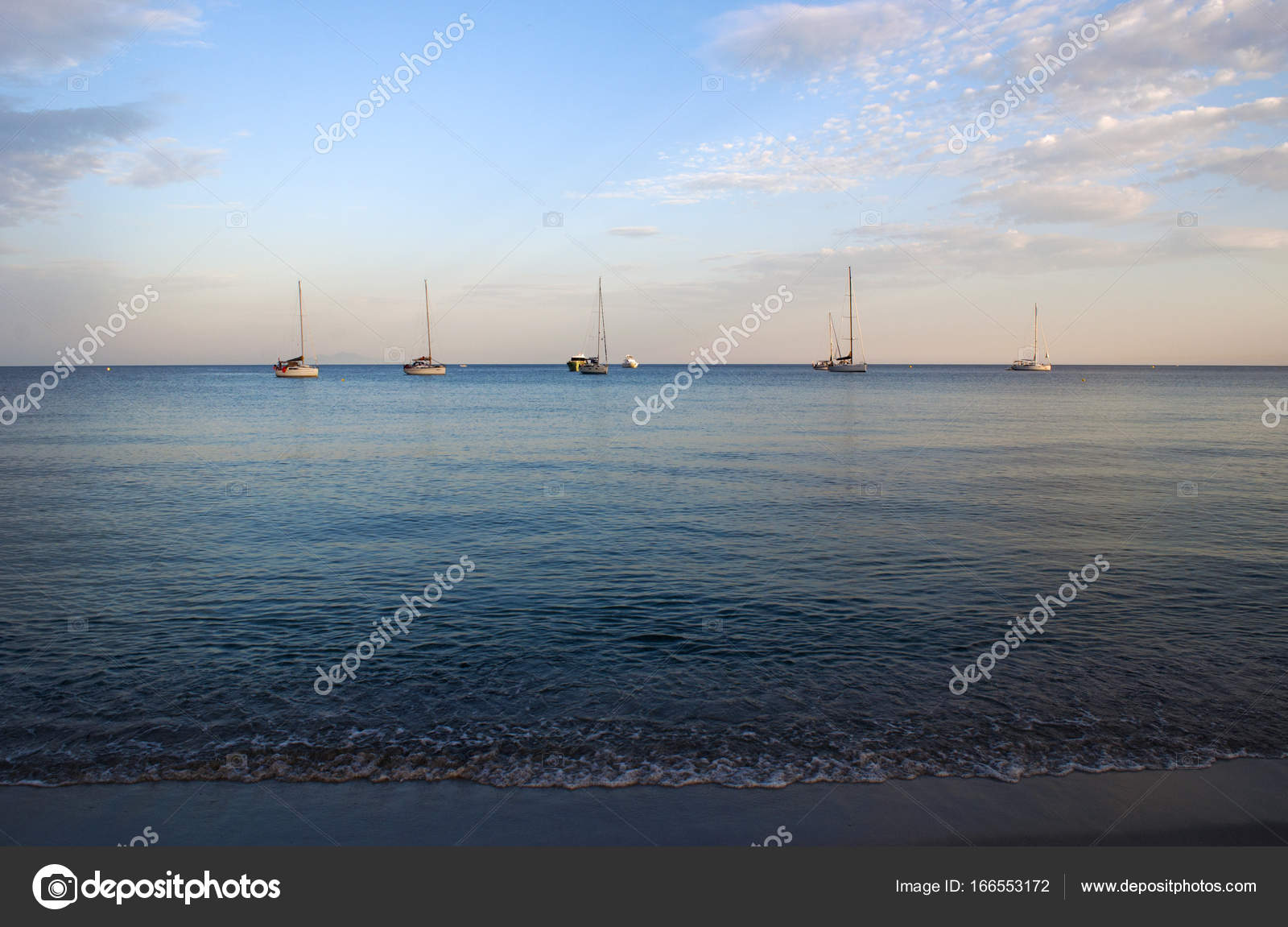 Corse Voiliers Au Coucher Du Soleil à La Plage De Tamarone