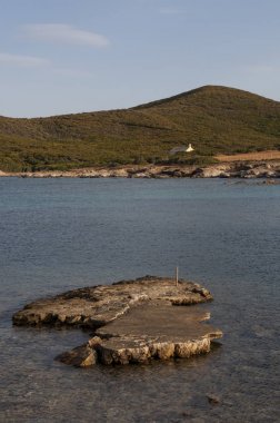Corsica: Görünüm Chapelle Santa Maria (Saint Mary Chapel), Akdeniz maki, Plage de Santa Maria, Saint Mary kumsalda Cap Corse Marnixkade tarafından çevrili küçük bir kilise 
