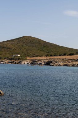 Corsica: Görünüm Chapelle Santa Maria (Saint Mary Chapel), Akdeniz maki, Plage de Santa Maria, Saint Mary kumsalda Cap Corse Marnixkade tarafından çevrili küçük bir kilise 
