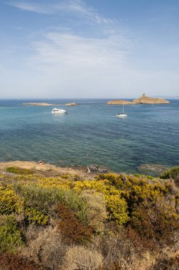 Corsica: Akdeniz'de gemilerde Cap Corse doğa manzaralı les Iles Finocchiarola, A Terra, Mezzana ve Finocchiarola adlı üç küçük ada rezerv.
