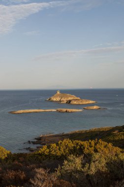 Corsica: Cap Corse doğa manzaralı kıyı yolda Akdeniz maki les Iles Finocchiarola, A Terra, Mezzana ve Finocchiarola adlı üç küçük ada rezerv.