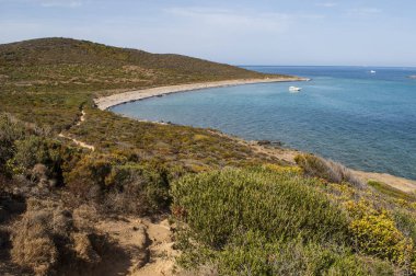 Corsica: Plage des Iles (Beach Adaları) manzaralı les Iles Finocchiarola doğa rezerv, üç küçük adlandırılmış A Terra, Mezzana Finocchiarola ada ve