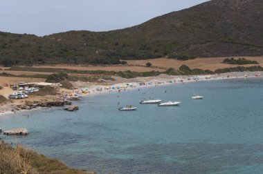 Corsica: Plage de Tamarone, Tamarone beach, Cap Corse, kumlu ve kayalık koyları Akdeniz maki tarafından çevrili uzun bir streç en ünlü ve vahşi plajlardan görünümünü