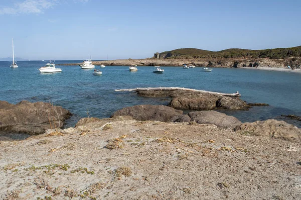 Korsika: Segelboote und Blick auf die Cala Genovese, einer der wildesten Strände des Cap Corse entlang der sentier des douaniers (Route der Zollbeamten), einem berühmten Küstenweg für Wanderer — Stockfoto