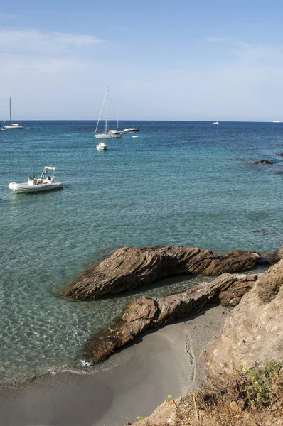 Córsega: veleiros e vista de Cala Genovese, uma das praias mais selvagens da Cap Corse ao longo do Sentier des Douaniers (Custom Officers Route), um famoso caminho costeiro para caminhantes — Fotografia de Stock