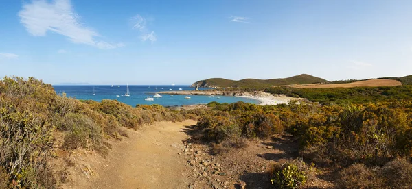 Córcega: veleros y vista de Cala Genovese, una de las playas más salvajes del Cap Corse a lo largo de la Sentier des Douaniers (Ruta de los oficiales de aduana), un famoso sendero costero para excursionistas —  Fotos de Stock