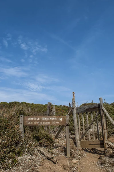 Córcega: letrero de madera para la capilla de Santa María, pequeña iglesia en el maquis mediterráneo en el Sentier des Douaniers, un sendero costero de 19 km de largo en el Cap Corse — Foto de Stock