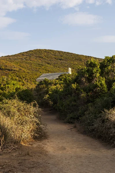 Corsica: Görünüm Chapelle Santa Maria (Saint Mary Chapel), Akdeniz maki tarafından çevrili küçük bir kilise Sentier des Douaniers, Cap Corse uzun kıyı bir yolda