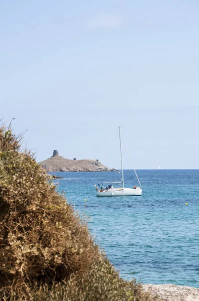 Córcega: velero en el mar Mediterráneo en el Cap Corse con vistas a la reserva natural de les Iles Finocchiarola, las tres pequeñas islas llamadas A Terra, Mezzana y Finocchiarola —  Fotos de Stock