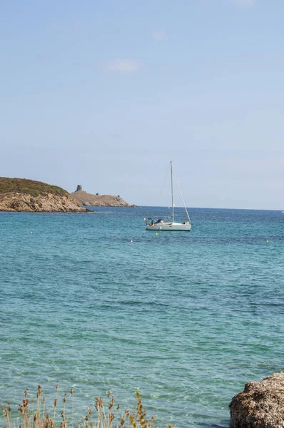 Córsega: veleiro no Mar Mediterrâneo na Cap Corse com vista para a reserva natural de les Iles Finocchiarola, a três pequena ilha chamada A Terra, Mezzana e Finocchiarola — Fotografia de Stock