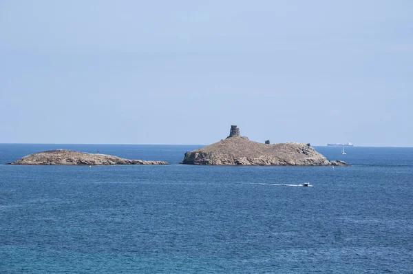 Korsika: das Mittelmeer auf dem Cap Corse mit Blick auf das Naturschutzgebiet les iles finocchiarola, die drei kleinen Inseln, die terra, mezzana und finocchiarola genannt werden — Stockfoto