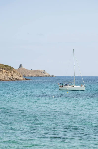 Córsega: veleiro no Mar Mediterrâneo na Cap Corse com vista para a reserva natural de les Iles Finocchiarola, a três pequena ilha chamada A Terra, Mezzana e Finocchiarola — Fotografia de Stock