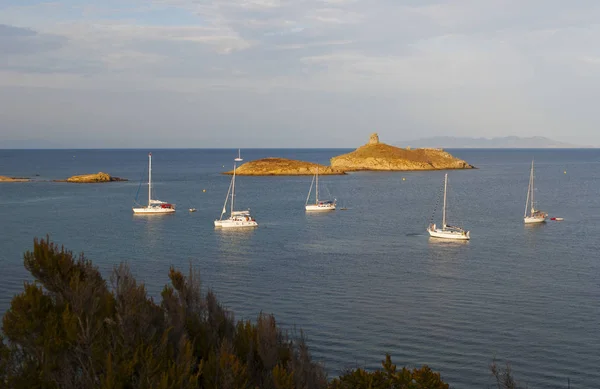 Córcega: veleros en el mar Mediterráneo en el Cap Corse con vistas a la reserva natural de les Iles Finocchiarola, las tres pequeñas islas llamadas A Terra, Mezzana y Finocchiarola — Foto de Stock
