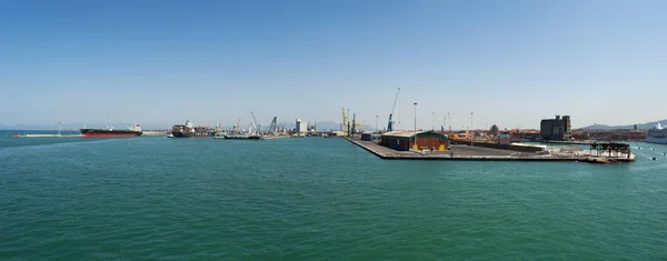 Italie : vue panoramique sur le port de Livourne, le principal port de Toscane et l'un des ports italiens les plus importants et toute la mer Méditerranée à la fois pour le trafic de passagers et de marchandises — Photo