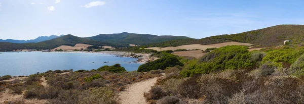 Corsica: Mar Mediterraneo e macchia mediterranea lungo il Sentier des Douaniers, un sentiero costiero lungo 19 km sul Cap Corse usato dai doganieri in passato — Foto Stock