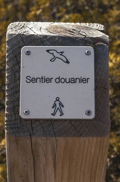 コルシカ島: サンティエ des Douaniers (カスタム役員ルート)、過去に税関吏による使用キャップ コルスで有名な 19 の km 長い海岸のパスの記号の付いた木の棒 — ストック写真
