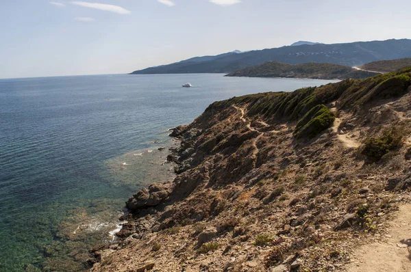 Корсика: Средиземное море и средиземноморские маки вдоль Sentier des Douaniers (таможенный маршрут офицеров), 19-километровая прибрежная тропа на Cap Corse используется таможенниками в прошлом — стоковое фото