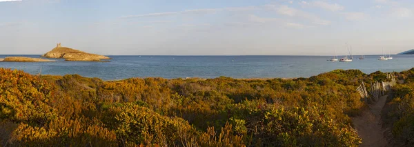 Korzika: Mediterrán bozótos, tengerparti utat a Cap Corse-kilátással a természet tartalék Les Iles Finocchiarola, a három kis sziget neve A Terra, Mezzana és Finocchiarola — Stock Fotó
