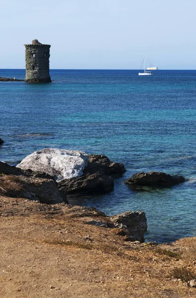 Korsika: na věž ze Santa Maria Chjapella (1549), zničené janovskou strážní věž na Plage de Santa Maria podél Sentier des Douaniers (vlastní důstojníci Route), pobřežní cestu na Cap Corse — Stock fotografie