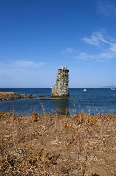 Córsega: a Torre de Santa Maria Chjapella (1549), uma torre genovesa arruinada na Plage de Santa Maria ao longo do Sentier des Douaniers (Rota dos Oficiais Personalizados), um caminho costeiro na Cap Corse — Fotografia de Stock