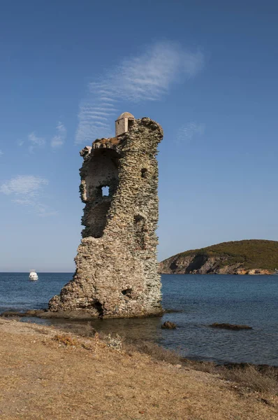 Korsika: der Turm von santa maria chjapella (1549), ein zerstörter genuesischer Turm in plage de santa maria entlang der sentier des douaniers (Zolloffiziersroute), ein Küstenweg auf dem Mützenkorso — Stockfoto