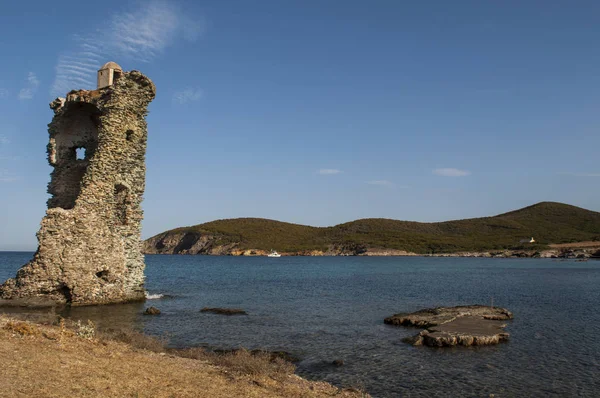 Korsika: der Turm von santa maria chjapella (1549), ein zerstörter genuesischer Turm in plage de santa maria entlang der sentier des douaniers (Zolloffiziersroute), ein Küstenweg auf dem Mützenkorso — Stockfoto